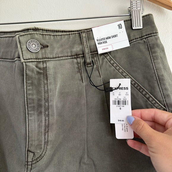 NWT Express Pleated Shorts High Rise - Picture 2 of 3